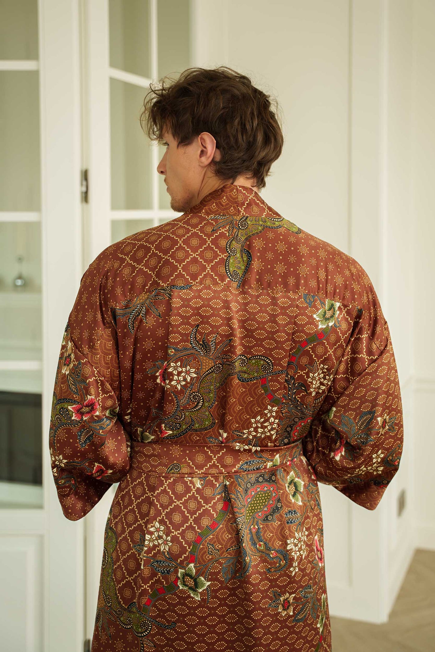 Back view of Toré Bumi men’s kimono robe – elegant earth-toned batik pattern.