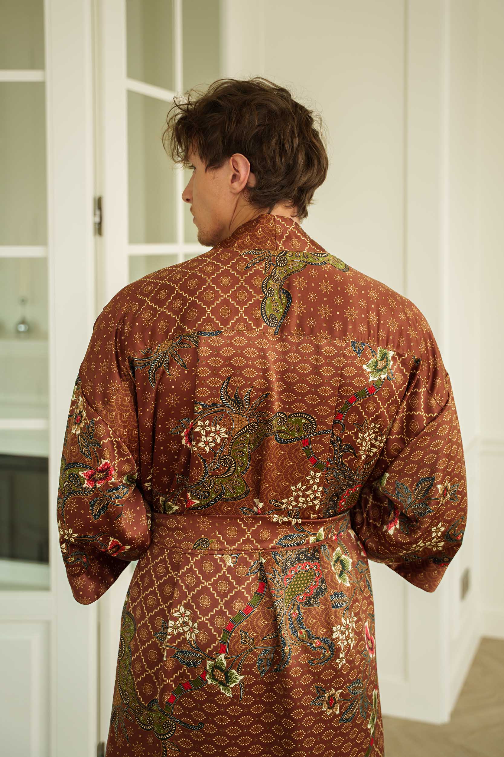 Back view of Toré Bumi men’s kimono robe – elegant earth-toned batik pattern.
