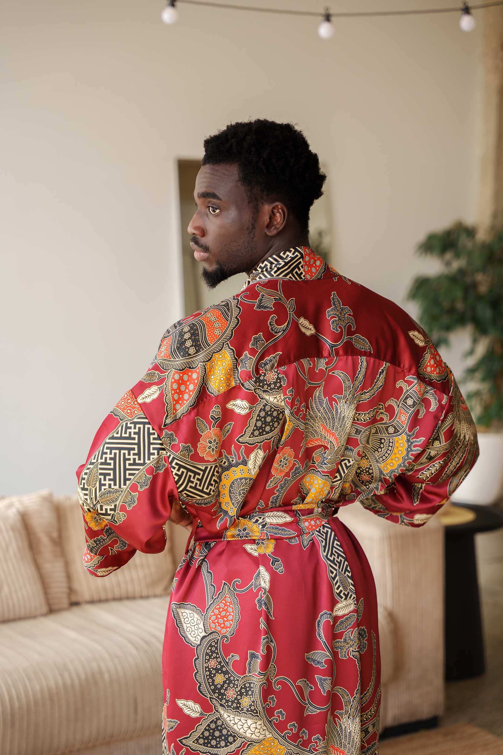 Back view of Toré Sekar robe – luxury men’s kimono in red satin with floral motifs.