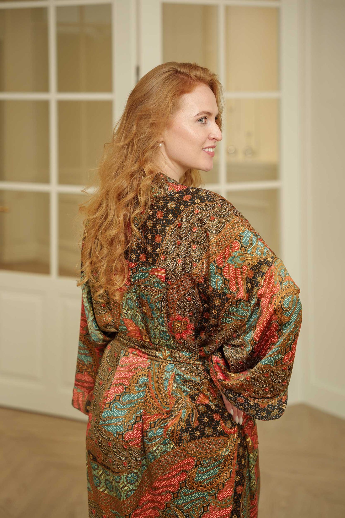 Side view of Toré Semesta women’s kimono robe – luxurious long satin robe from Bali.