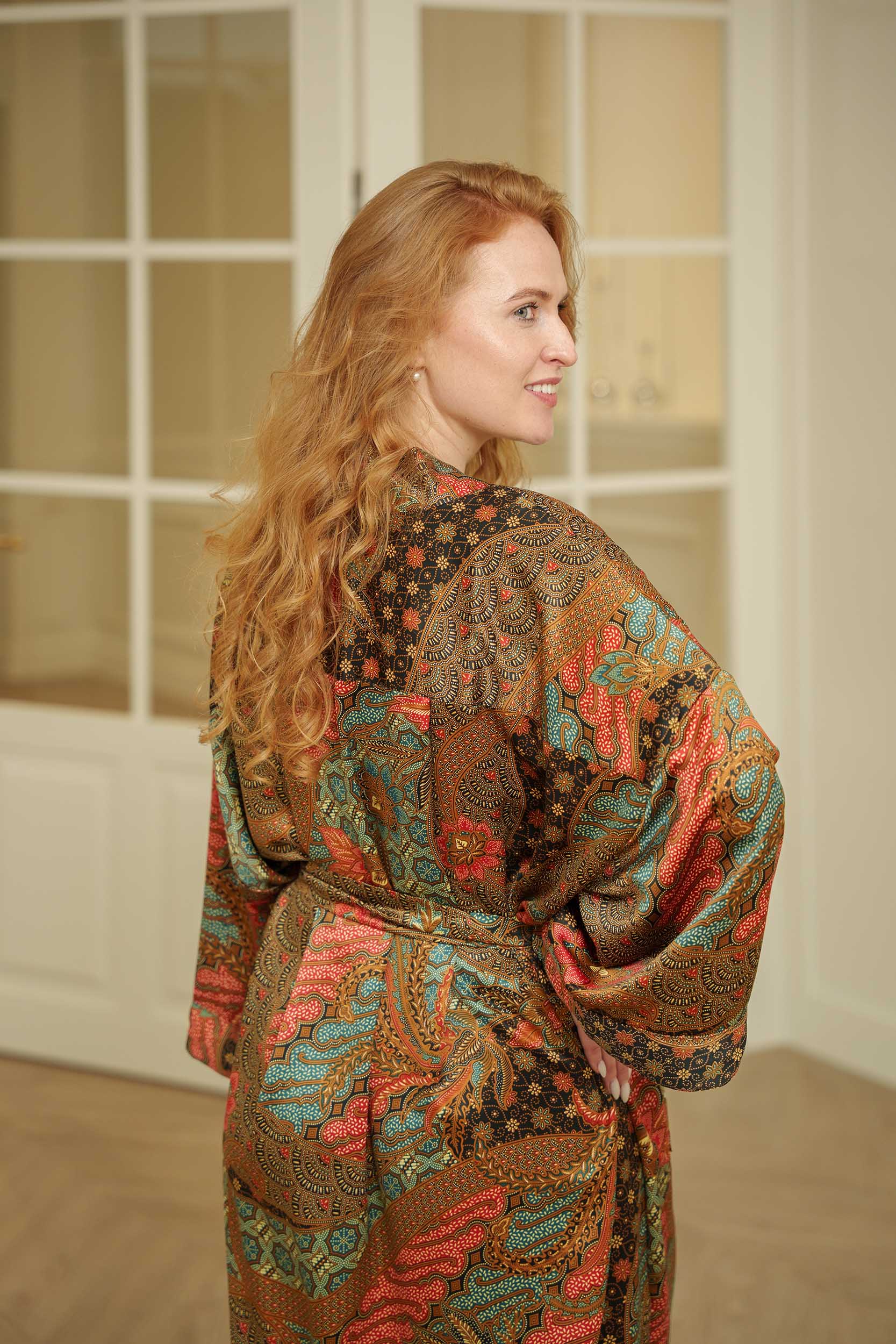 Side view of Toré Semesta women’s kimono robe – luxurious long satin robe from Bali.