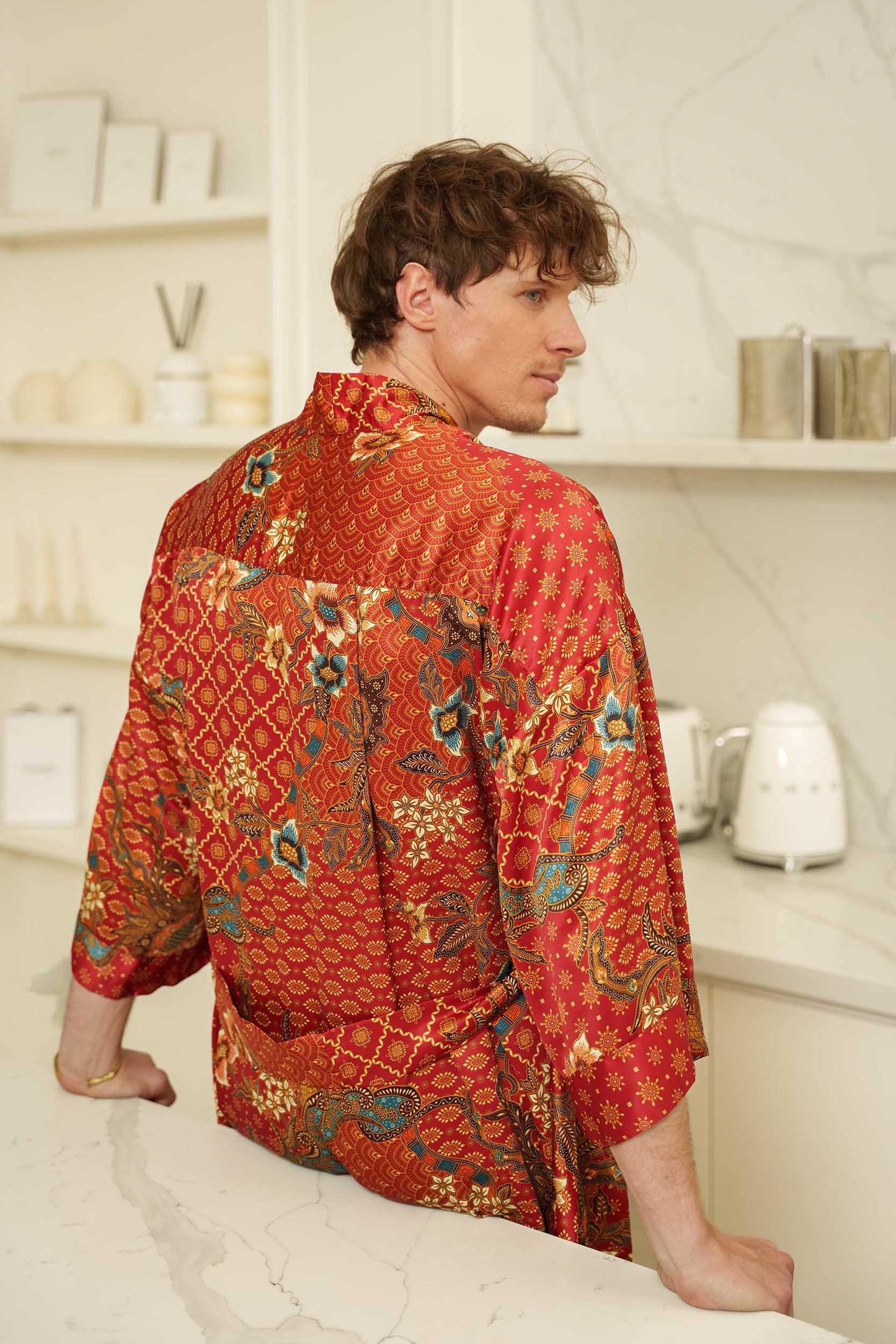 Back view of Toré Senja men’s kimono robe – elegant Indonesian batik design in red and gold tones.