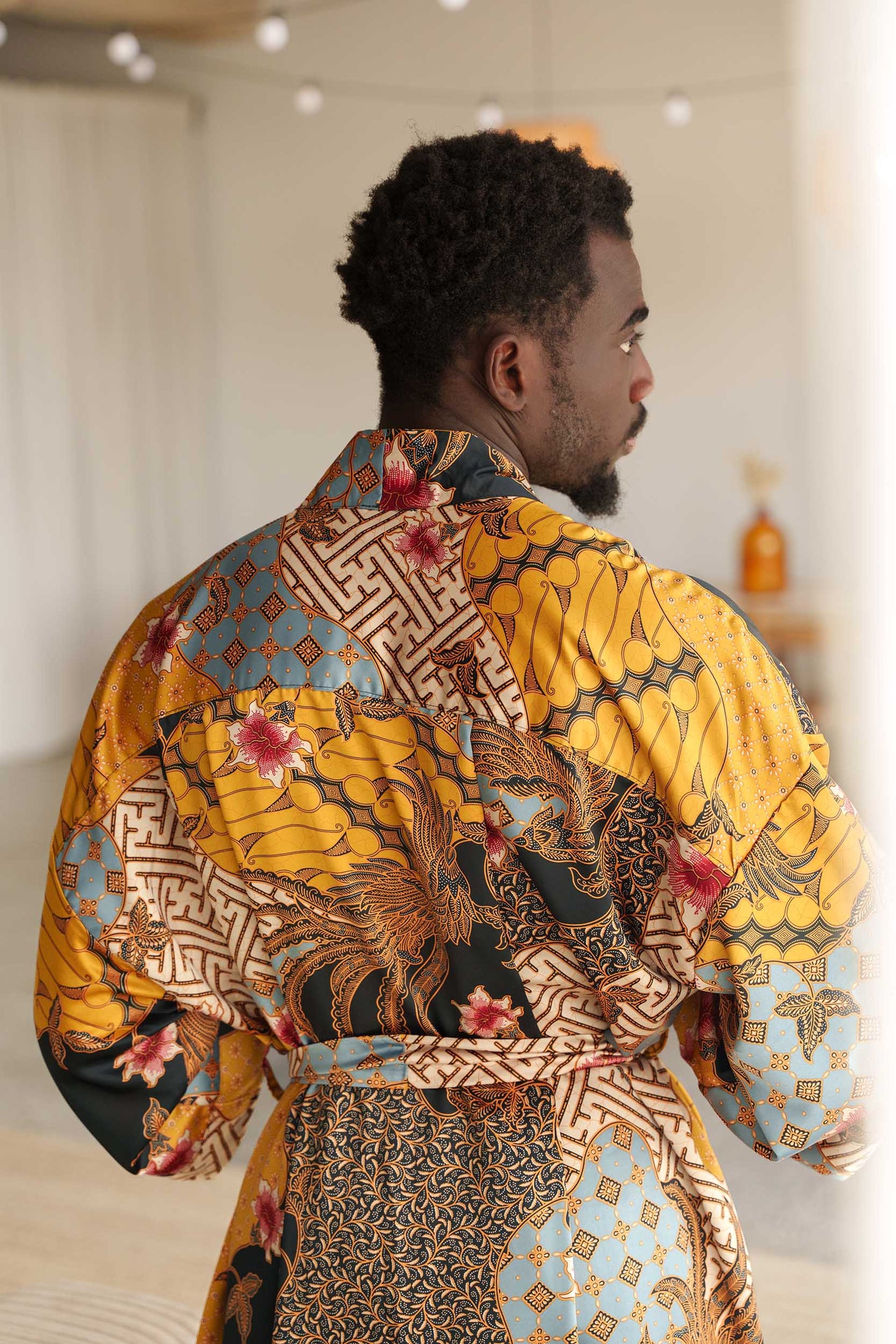 Back view of Toré Sorga robe – elegant men’s kimono in radiant yellow satin with floral accents.